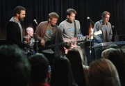 Das "Battle of the Bands"-Konzert steht an: Carlos (Ricardo Antonio Chavira, l.), Dave (Neal McDonough, 2.v.l.), Tom (Doug Savant, M.), Mike (James Denton, 2.v.r.) und Orson (Kyle MacLachlan, r.) geben ihr Bestes ...