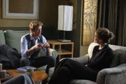 Die Witwe Rosemary Tennant wird von einem ihrer eigenen Autos überfahren und kommt zu Tode. Patrick Jane (Simon Baker, l.) bezichtigt gleich mehrere des Mordes - unter anderem Rosemarys Wahrsagerin Kristina (Leslie Hope, r.) ...