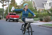 Claire (Julie Bowen) muss Lukes Schülerjob als Zeitungsträger übernehmen.