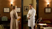 Flora Banks (Ashley Johnson) und Dr. William Masters (Michael Sheen)