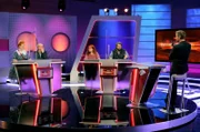 Bereit für kniffelige Fragen beim Wissensquiz "Meister des Alltags" (v. li.): Moderator Florian Weber (re.) fühlt dem Rateteams Enie van de Meiklokjes und Bodo Bach (links) sowie Alice Hoffmann und Antoine Monot Jr. auf den Zahn.