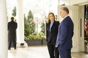 Elizabeth McCord (Téa Leoni, l.); Conrad Dalton (Keith Carradine, r.)
