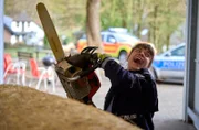 Jenny Dickel (Eva Bühnen) versucht den Toten mit einer Kettensäge aus dem Strohballen zu befreien.