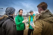 Bei einem verdeckten Einsatz sichern Mattes (Matthias Schloo) und Melanie (Sanna Englund) gefälschte Pässe.