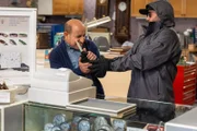Dramatische Szenen in einem Juweliergeschäft: Ein Mann stürmt in ein Juweliergeschäft und attackiert ohne Vorwarnung den Inhaber mit einem Messer. Der Geschäftsmann hat Todesangst.