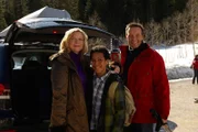 Ein Abschiedsfoto: Zum ersten mal trennen sich Antonia und Thomas Hellmann für eine Woche von ihrem Sohn Nahas, den sie zu einer winterlichen Ferienfreizeit bringen. Marion Kracht, Luka Kumi, Michael Roll