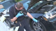 Der Mann erkundet das Auto.
