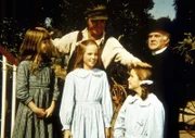 (v.l.n.r.) Christy (Tracie Savage), Mary (Melissa Sue Anderson), Jones (Chuck McCann), Laura (Melissa Gilbert) und Reverend Alden (Dabbs Greer) freuen sich über die neue Glocke.