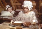 Laura (Melissa Gilbert, l.) kann nicht schlafen, weil Mary (Melissa Sue Anderson, r.) bis in die Nacht lernt.