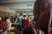 Ahmad verlässt den Klassenraum während der Schweigeminute zum 11.09.2001, weil er sich nicht beteiligen möchte.