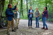 Walter Rübesam (Mike Maas, l.), Steffi Kurtz (Ines Honsel, 2.v.l.), Judith Färber (Nina Brandhoff, M.) und Rosi Mitterer (Simona Mai, 2.v.r.) vom Verein der "Rosenheimer Waldfreunde" erklären Frau Stockl (Marisa Burger, r.), was beim "Waldbaden" zu beachten ist.