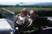 Eliot (Horst-Günter Marx) hat ein teures Hobby, er liebt alte Autos. Bei einem Ausflug präsentiert er Rebecca (Sophie von Kessel) stolz seine neue Errungenschaft.