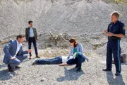 Erste Untersuchungsergebnisse von Pathologin Mai (Sina Wilke, 2.v.r.) ergeben, dass es sich hier nicht um einen Unfall, sondern um Mord handelt. Die Kommissare Hansen (Igor Jeftic, l.) und Kaya (Baran Hêvî, 2.v.l.) sowie Polizeihauptmeister Mohr (Max Müller, r.) nehmen die weiteren Ermittlungen auf.