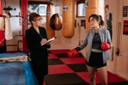 Getarnt als Sportpsychologin fühlt Harry Wild (Jane Seymour, l.) den Mitgliedern des Boxclubs auf den Zahn, unter anderem der jungen Sportlerin Avril (Jordanne Jones, r.).