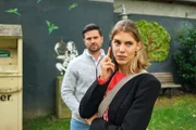 ACHTUNG SPERRFRIST! Die Veröffentlichung dieses Motives ist für alle ONLINE-MEDIEN (außer Programm-Presse) erst ab dem 25.11.2024 frei. Stella (Bettine Langehein) überrumpelt Paco (Milos Vukovic), als sie auf kreative Art dafür sorgt, an erhellendes Videomateriall vom Unfallort zu gelangen.