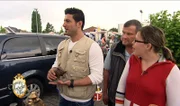 Trödelexperte Sükrü (li.), Matthias (Mitte) und Denise versuchen auf dem Flohmarkt so viele Sachen wie möglich zu verkaufen.