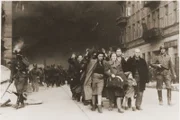 Polnische Juden werden während der Zerstörung des Warschauer Ghettos im Jahr 1943 von deutschen SS-Soldaten zur Deportation abgeführt.