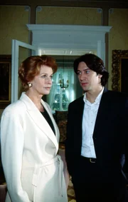 Kommissar Richie Moser (Tobias Moretti, r.) sucht die Witwe und Sektfabrikantin Karla Wilke (Senta Berger, l.) auf, um sie zum Tod ihrer Freundin zu befragen.