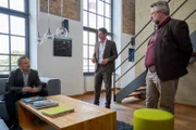 Die Kommissare Stadler (Dieter Fischer, r.) und Hansen (Igor Jeftic, M.) informieren Robert Gross (Peter Bamler, l.) über den Tod seines Kompagnons Jan König und müssen feststellen, dass dieser nicht sonderlich betroffen wirkt.