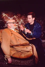 Gerhard Posch (Dominik Glaubitz) füttert das Opfer Erich Staller (Rolf Hoppe).