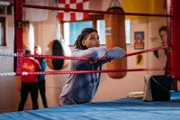 Fergus (Rohan Nedd) will herausfinden, wer Freddie, den Inhaber des Boxclubs, in dem er trainiert, ermordet und zerstückelt hat.