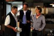 Hubert und Maria geben Alois das Potschamperl mit, weil sie nicht wissen, wie sehr Martin an dem alten Stück hängt. Von links: Alois Preissinger (Erich Hallhuber sen.), Hubert (Bernhard Ulrich) und Maria Kirchleitner (Daniela März).