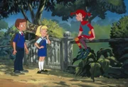 Pippi sitzt auf dem Zaun der Villa Kunterbunt und trifft Annika (Mi.) und Thommy (li.), die auf dem Weg zur Schule sind.