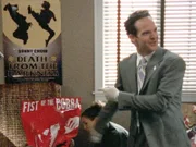 Lt. Disher (Jason Gray-Stanford) ist ein glühender Cobra-Verehrer. Er bringt Monk auf die Spur des zu Ehren des Actionfilm-Darsteller gegründeten Museums.