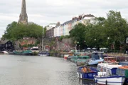 Im idyllischen Hafen von Bristol erinnert heute nichts mehr an die Schrecken früherer Zeiten: Zwischen 1698 und 1807 war Bristol Zentrum des Dreieckshandels, der zur Versklavung von etwa 500.000 Afrikanern führte.