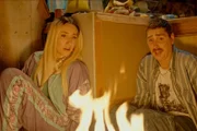 Tschugger Staffel 4 Regie: David Constantin, Johannes Bachmann Drehbuch: David Constantin, Johannes Bachmann, Jelena Vujović, Fiona Schreier, Pascal Glatz, Christian Wehrlin  Produktion: Shining Film AG  Folge 2  Bild 8 Fauer im Camper: Annalena Miano als Valmira, Arsène Junior Page als Juni.