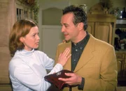 Nachdem Irene (Petra Blossey) ihr Gedächtnis wiedererlangt hat, macht Wolfgang (Holger Franke) seiner langjährigen Frau einen zweiten Heiratsantrag...