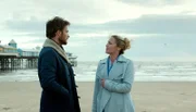 John Burton (Andreas Pietschmann) hat die untergetauchte Liza Stanfort (Helen Latham) ausfindig gemacht und fragt sie, warum sie sich versteckt hält.
