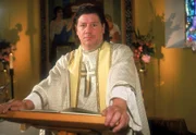 Father O'Brian (Claude-Oliver Rudolph) wird Till und Ute trauen.