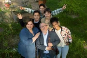 Ralph (Axel Prahl) und seine Schüler:innen posieren für ein Gruppenfoto. In der vordersten Reihe stehen Ruth (Nadine Wrietz), Ralph und Faheema (Belina Mohamed-Ali). Dahinter folgen Keywan (Aram Arami) und Mirco (Niklas Bruhn). Ganz hinten steht Nick (Gerrit Klein).