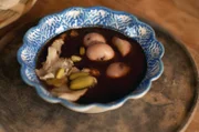 Im mexikanischen Santiago Matatlán bereiten Lorenzo und Angela eine Pilzpfanne mit drei verschiedenen Pimenten, Gewürzen und den Agavenblüten zu.