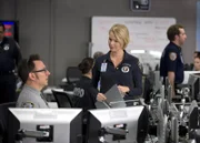 Als die Maschine als nächste Nummer die von Telefonistin Sandra Nicholson (Melissa Sagemiller) aussucht und zunächst keine Bedrohung ersichtlich ist, geht Finch (Michael Emerson ) undercover in die Notrufzentrale, in der sie arbeitet.