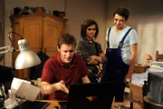 Ludwig hat Angst, dass er Caros Interesse nicht wecken kann, wird aber von Nina und Flori ermutigt. Von links: Ludwig Brunner (Martin Wenzl), Nina Kreutzer (Andrea Schmitt) und Florian Brunner (Tommy Schwimmer).