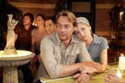 (v.li.) Malte (Stefan Bockelmann), Rebecca (Imke Brügger), Björn (Alexander Sholti), Rufus (Kai Noll), Romy (Nike Martens) und die anderen Bewohner der Schillerallee gedenken der verstorbenen Margot Weigel.