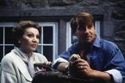 Mollie (Louise Martini) hat Rebecca überredet, in Boscarva zu wohnen. Sie bittet Joss (Michael Lesch), Rebeccas Gepäck in Porthkerris abzuholen.