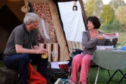 Joseph macht sich über Rosis Survival-Ausrüstung beim Zelten lustig. Von links: Joseph (Wilhelm Manske) und Rosi Brunner (Brigitte Walbrun).
