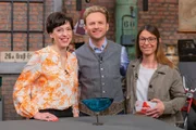 v.li.: Roswitha Holly, Willi Gabalier und Verkäuferin Bettina Krottmaier mit dem Objekt "Glasskulptur von Alessandro Pianon" während ServusTV´s "Bares für Rares Österreich" im "Bares für Rares Österreich Studio" in Wien Floridsdorf, Österreich.