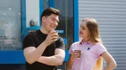 Christina und Ali vor der Werkstatt im Gespräch.