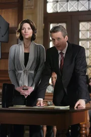 Conie Rubirosa (Alana De La Garza, l.); Michael Cutter (Linus Roache, r.)