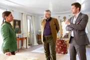 Die Kommissare Stadler (Dieter Fischer, M.) und Hansen (Igor Jeftic, r.) befragen Regina von Wollstett (Julia Urban, l.) im Zusammenhang mit dem Mord an Niklas Färber.