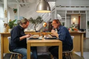 Die Spitzenköche Björn Freitag (links) und Frank Buchholz belohnen ihre Küchenarbeit bei "Einfach und köstlich" mit einem leckeren Abschlussessen aus Resten.