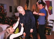 Corinna (Cecilia Kunz, l.) und Roman (Wolfram Grandezka, r.) schaffen es, einen der Geiselnehmer (Dirc Simpson) außer Gefecht zu setzen.
