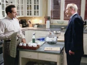 Captain Stottlemeyer (Ted Levine, re.) bringt Monk (Tony Shalhoub), der gerade dabei ist seine Glühbirnen zu putzen, die DNA-Analyse der neben dem Ermordeten gefundenen Haare.