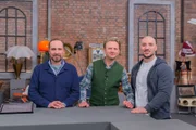 v.li.: Franziskus Kriegs-Au, Willi Gabalier und Verkäufer Yalcin Taskin posieren für ein Foto mit dem Objekt "Armband mit Diamanten und Saphiren".