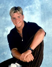 Brad (Zachery Ty Bryan) bekommt ein Stipendium von der Uni von North Carolina, was nicht nur gute Folgen hat.