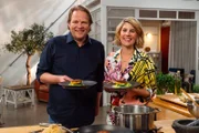 Der Sternekoch Björn Freitag hat bei "Einfach und köstlich" für seinen Gast, die Food- und Reise-Bloggerin Felicitas Then, eine Kartoffel-Steckrüben-Bulette mit Rahmwirsing zubereitet.